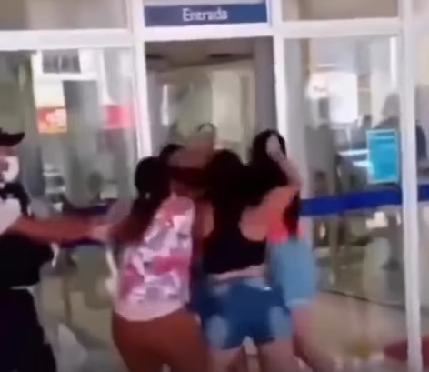 Uma cena inusitada viralizou nas redes sociais nesta segunda-feira (1º): uma mulher descobriu a traição do marido